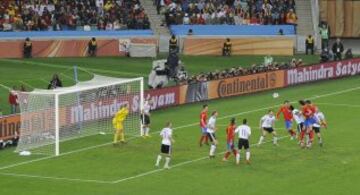 Iniesta marcó el gol de la final del Mundial de Sudáfrica, pero existió esa posibilidad gracias al magnífico cabezazo de Puyol en la semifinal ante Alemania.