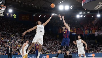 Jan Vesely lanza por encima de Tavares.