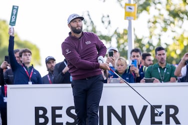 El golfista vasco, Jon Rahm, observa la pelota durante la jornada de hoy. 