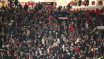 La afición sevillista en Old Trafford.