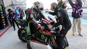 ELM031. Le Mans (France), 19/05/2018.- French Moto GP rider Johann Zarco (L) of Monster Yamaha Tech3 prepares for the free practice of the MotoGP race of the French Motorcycling Grand Prix at Le Mans race track, in Le Mans, France, 19 May 2018. (Ciclismo, Motociclismo, Francia) EFE/EPA/EDDY LEMAISTRE