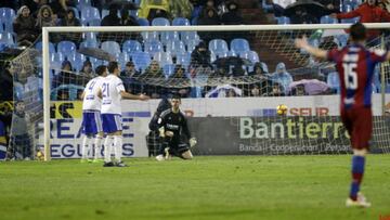 Irureta le regala el triunfo al líder en La Romareda