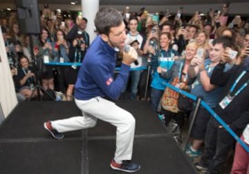 Novak Djokovic ante los fans el día siguiente a  conseguir su sexto Abierto de Australia ante Andy Murray.