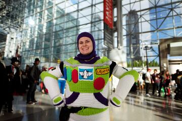 Un asistente vestido con un disfraz tejido de Buzz Lightyear posa durante la Comic Con de Nueva York en el Centro de Convenciones Jacob K. Javits.