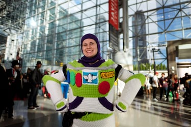 Un asistente vestido con un disfraz tejido de Buzz Lightyear posa durante la Comic Con de Nueva York en el Centro de Convenciones Jacob K. Javits.