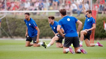 Ibai Gómez, con Larrazabal, Kodro y Córdoba en Lezama.