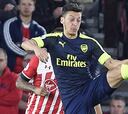 Arsenal gana y sigue en su lucha por jugar la Champions