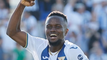 LEGANÉS (MADRID), 24/05/2025.- Seydouba Cissé (arriba) del Leganés celebra el tercer gol del equipo durante el partido de LaLiga de fútbol que CD Leganés y Real Valladolid disputan este sábado en el estadio de Butarque. EFE/Sergio Pérez