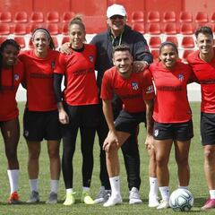 Leicy Santos y Arias juegan juntos un partido mixto en el Atleti