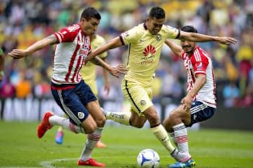 Desde los primeros minutos del partido se vio la intensidad en los jugadores de ambos conjuntos. En esta acción, Andrés Andrade tratando de pasar entre Jorge Enríquez (izquierda) y Oswaldo Alanís (derecha).