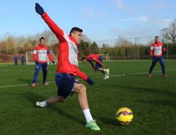 Alexis Sánchez ya entrena a la par de sus compañeros y será de la partida este martes ante Leicester.