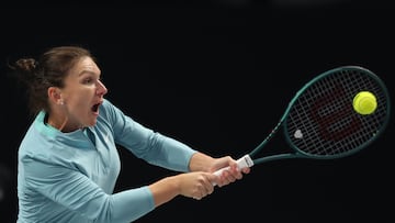 Abu Dhabi (United Arab Emirates), 19/12/2024.- Team Kites's Simona Halep of Romania in action against Team Eagles during their World Tennis League women's doubles match in Abu Dhabi, United Arab Emirates, 19 December 2024. (Tenis, Rumanía, Emiratos Árabes Unidos) EFE/EPA/ALI HAIDER