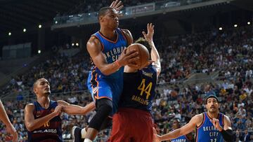 Russell Westbrook realiza una penetración en el partido ante el Barcelona.
