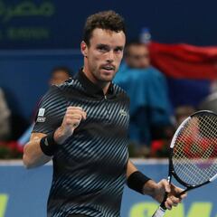 Duro inicio para Bautista en la defensa de su título