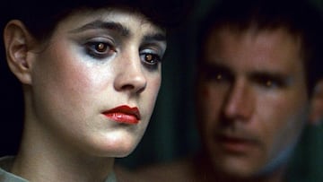 Conocida por dar vida a Rachel, la replicante "casi humana" de 'Blade Runner', Sean Young tiene un montón de episodios de tierra trágame. Tras salir en 'Impulso sensual' con James Woods, por ejemplo, la actriz se obsesionó con él y empezó a acosarle hasta el punto de enviar a casa de su esposa muñecas vudú decapitadas, fotos de cadáveres y animales mutilados. Otro: para conseguir el papel de Catwoman en 'Batman Returns' que finalmente haría Michelle Pfeiffer, Young persiguió a Tim Burton vestida con el traje de Selina Kyle por los estudios de Warner Bros. Y protagonizó tantas ocurrencias así que Dennis Villeneuve le pagó para que su cameo en 'Blade Runner 2049' fuera por CGI, manteniéndola ajena al rodaje.