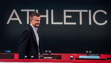 BILBAO (ESPAÑA), 29/10/2024.- El presidente del Athletic Club, Jon Uriarte, durante la Asamblea General Ordinaria del equipo, la cita anual del máximo órgano de decisión de la entidad bilbaína con participación de los socios compromisarios y los representantes de la masa social rojiblanca, este martes en el Palacio Euskalduna. EFE/Javier Zorrilla