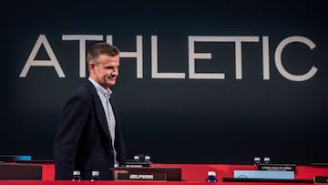 BILBAO (ESPAÑA), 29/10/2024.- El presidente del Athletic Club, Jon Uriarte, durante la Asamblea General Ordinaria del equipo, la cita anual del máximo órgano de decisión de la entidad bilbaína con participación de los socios compromisarios y los representantes de la masa social rojiblanca, este martes en el Palacio Euskalduna. EFE/Javier Zorrilla