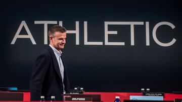 BILBAO (ESPAÑA), 29/10/2024.- El presidente del Athletic Club, Jon Uriarte, durante la Asamblea General Ordinaria del equipo, la cita anual del máximo órgano de decisión de la entidad bilbaína con participación de los socios compromisarios y los representantes de la masa social rojiblanca, este martes en el Palacio Euskalduna. EFE/Javier Zorrilla