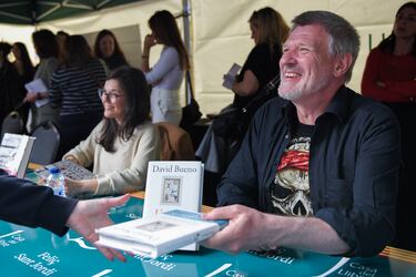 El biólogo y escritor David Bueno firma uno sus ejemplares,.