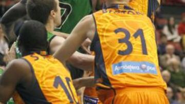 El pivot del Valencia Basket Juan José Triguero lanza a canasta ante la oposición del pívot senegalés del FIATC Joventut Sitapha Savané, durante el partido correspondiente a la 17ª jornada d Liga ACB que disputan Valencia.