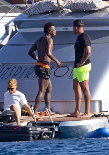 Vinicius Junior disfruta de unos días de vacaciones en la isla de Ibiza.