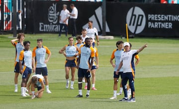 Carlo Ancelotti da instrucciones al grupo de jugadores del conjunto blanco.
