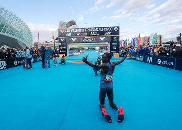 Brutal Kiptum en Valencia: tercer mejor atleta de todos los tiempos (2h01:53)