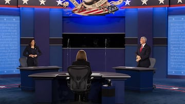 La candidata dem&oacute;crata a la vicepresidencia de Estados Unidos, la senadora Kamala Harris (izquierda) y el vicepresidente de Estados Unidos, Mike Pence (derecha) durante el debate vicepresidencial en la Universidad de Utah en Salt Lake City, Utah, Estados Unidos, 07 de octubre de 2020.