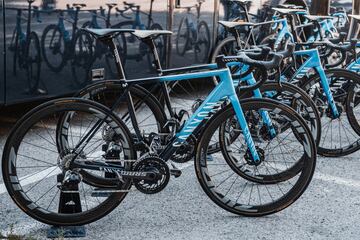 El equipo ciclista Movistar Team nos ha acercado a través de estas fotografías todo el equipamiento que tendrán para el 're-arranque' de 2020. Actualmente se encuentran en los Pirineos realizando la pretemporada. 