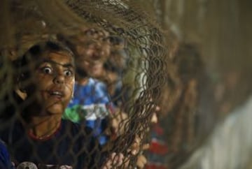 Un seguidor de Shati durante un partido de fútbol de semi-final contra Rafah, este encuentro forma parte de un campeonato de fútbol Ramadán local en la ciudad de Gaza.