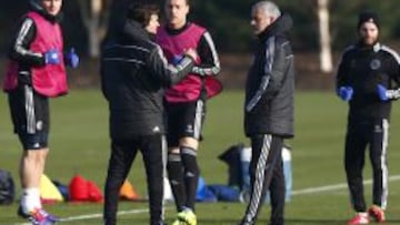 Mourinho con Rui Far&iacute;a; Lampard, Terry y Mata, atr&aacute;s.
 