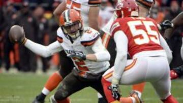 Los Chiefs acogotaron a Johnny Manziel, pero este siempre supo como escabullirse.