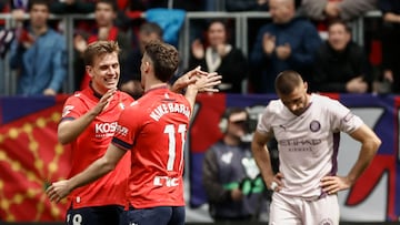 PAMPLONA, 13/04/2025.- El centrocampista del Osasuna Pablo Ibáñez (i) celebra con su compañero Kike Barja (2i) tras marcar el 2-0 durante el partido que disputan, este domingo, en el estadio de El Sadar, correspondiente a la jornada 31 de Laliga. EFE/ Jesús Diges