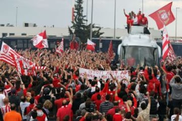 Los seguidores del Olympiacos recibieron al equipo a su llegada al aeropuerto de Atenas después de ganar su segunda Euroliga.