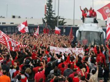 Los seguidores del Olympiacos recibieron al equipo a su llegada al aeropuerto de Atenas después de ganar su segunda Euroliga.