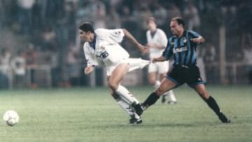 Hierro se va de Schillaci, jugador del Inter.  