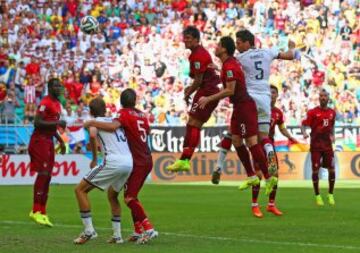 Mats Hummels marca de cabeza el 2-0.