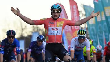 El ciclista belga Arnaud De Lie celebra su victoria en la tercera etapa de la Estrella de Bessèges.