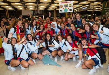 La selección española Sub-17 y el cuerpo técnico recibidos entre gritos de "campeonas, campeonas".