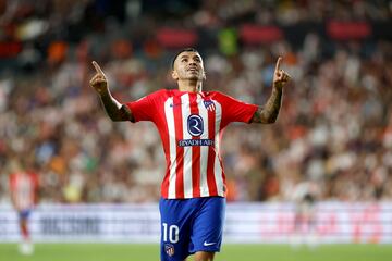 0-5. Ángel Correa celebra el quinto gol que marca en el  minuto 78 de encuentro.