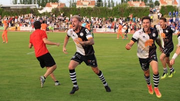 Isaac Manjón, Diego Abad y Roberto Eslava celebran el gol de Razvan que dio a Unionistas el ascenso a Segunda B en junio de 2018.