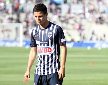 Jugador que prometió por su buen desempeño con el Puebla, pasó a Monterrey en 2009, donde se esperaba que siguiera con el buen ritmo; sin embargo su nivel no pasó de la media, por lo que fue transferido a Chivas y a la postre decayó su nivel.