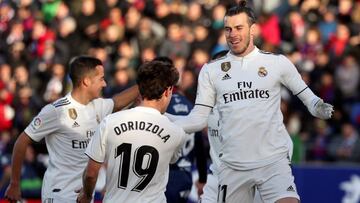 GRAF4143 HUESCA, 09/12/2018.- El delantero galés del Real Madrid Gareth Bale (d) celebra con sus compañeros, Odriozola y Lucas Vázquez (i) su gol ante el Huesca, durante el partido de la decimoquinta jornada de Liga que disputan en el