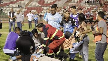 Paramédicos atienden a un lesionado tras los hechos violentos en la final de Liga Premier