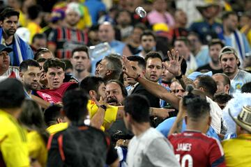 Al final del encuentro entre la selección uruguaya y la selección colombiano se produjeron unos hechos inadmisibles. Jugadores uruguayos se pelearon con aficionados colombianos que se situaban en la grada. Se prevén sanciones ejemplares por parte de Conmebol e incluso involucrando a la FIFA.