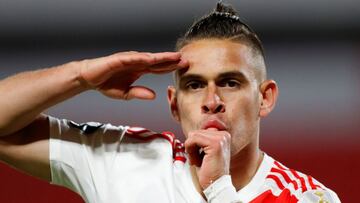 JJPANA5869. BUENOS AIRES (ARGENTINA), 20/10/2020.- El jugador Rafael Santos Borré de River Plate celebra un gol hoy, en un partido de la Copa Libertadores entre River Plate y Liga Deportiva Universitaria de Quito en el estadio Libertadores de América en Buenos Aires (Argentina). EFE/AGUSTIN MARCARIAN POOL