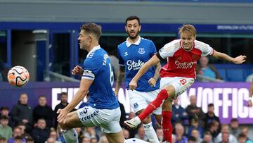 Soccer Football - Premier League - Everton v Arsenal - Goodison Park, Liverpool, Britain - September 17, 2023 Arsenal's Martin Odegaard in action with Everton's James Tarkowski and Dwight McNeil REUTERS/Phil Noble NO USE WITH UNAUTHORIZED AUDIO, VIDEO, DATA, FIXTURE LISTS, CLUB/LEAGUE LOGOS OR 'LIVE' SERVICES. ONLINE IN-MATCH USE LIMITED TO 45 IMAGES, NO VIDEO EMULATION. NO USE IN BETTING, GAMES OR SINGLE CLUB/LEAGUE/PLAYER PUBLICATIONS.