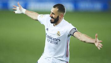 Benzema celebra el gol del Real Madrid ante el Alavés.