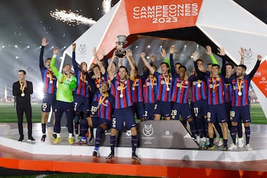 Busquets, como capitán, levanta la Supercopa de España.