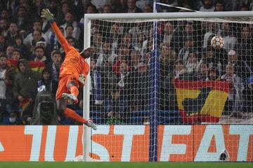 0-1. Edouard Mendy no pudo evitar el primer gol de Karim Benzema.
